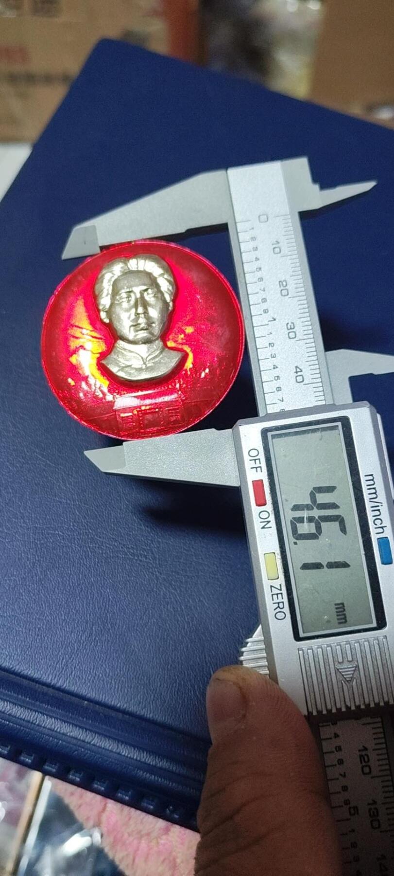 毛主席像章专场 🔥🔥青年像🔥🔥毛主席像章，背面有铭文：唤醒工农千百万