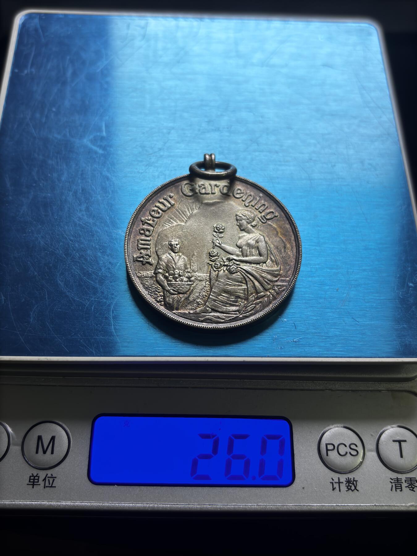文馨钱币收藏第 253 场，优选品质老铜币，银币，英系，德系福利场！因寄存货太多，本场拍品不寄存，不满包邮请付邮费，之前有存单的可以凑包邮，默认邮费到付的，一律发顺丰到付，能接受的再出价拍，接受不了五元邮费的请高抬贵手勿拍，不要后台私信商议寄存问题，谢谢合作 园艺纪念章，像银