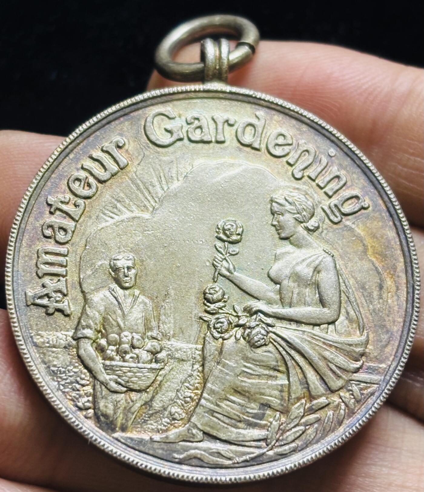 文馨钱币收藏第 253 场，优选品质老铜币，银币，英系，德系福利场！因寄存货太多，本场拍品不寄存，不满包邮请付邮费，之前有存单的可以凑包邮，默认邮费到付的，一律发顺丰到付，能接受的再出价拍，接受不了五元邮费的请高抬贵手勿拍，不要后台私信商议寄存问题，谢谢合作 园艺纪念章，像银