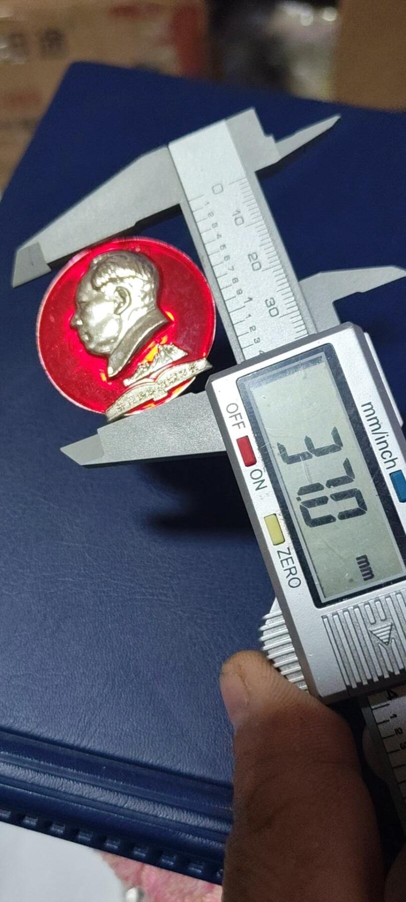 毛主席像章专场 🔥🔥上海背英文套章之一🔥🔥毛主席像章，37毫米，头像下方是井冈山图案，还有铭文：井冈山红旗飘万代。上海背英文套章之一