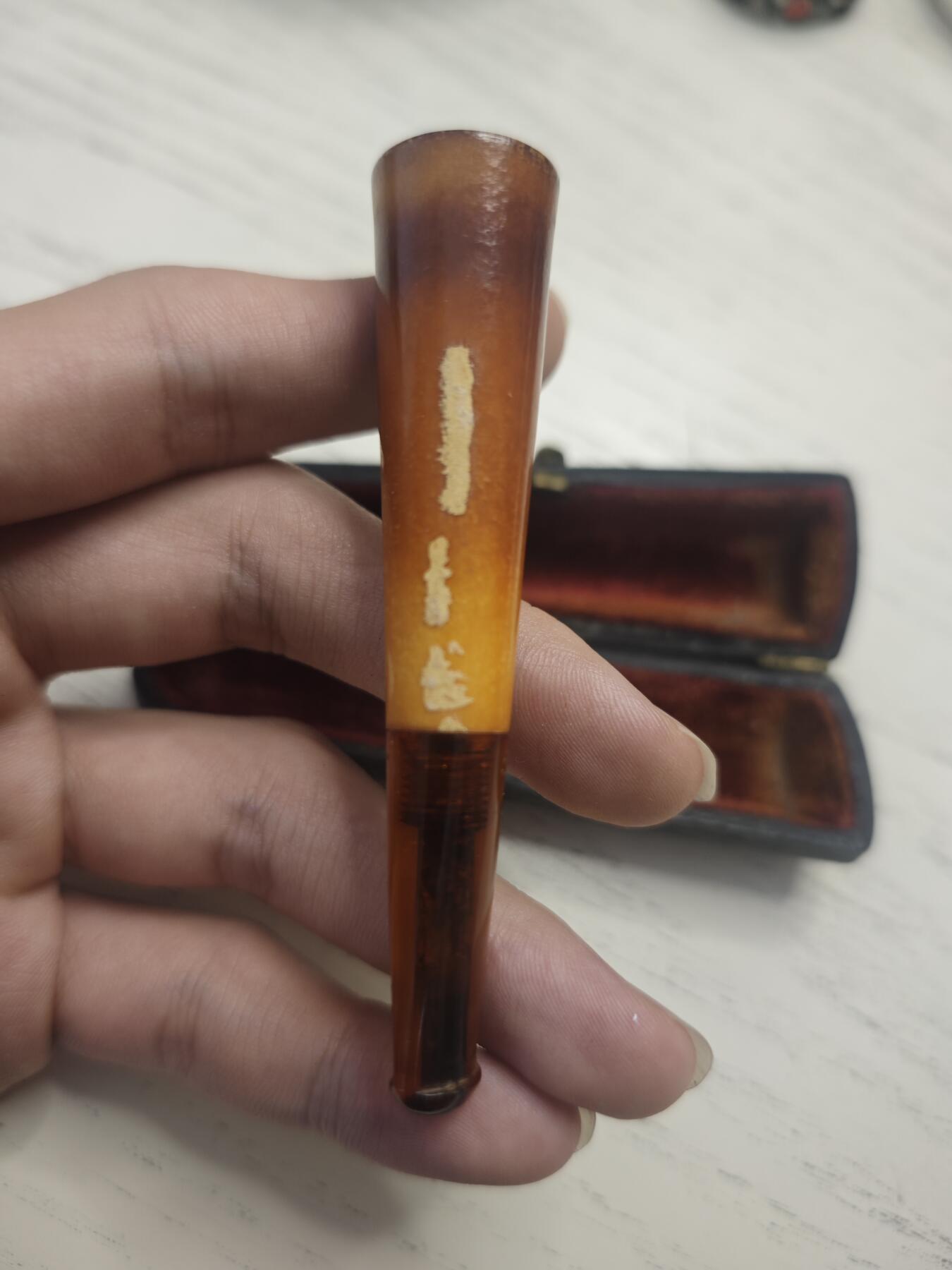 丝路的贵霜小店•暑期大回归•「第7期」 维多利亚晚期老蜜蜡烟嘴一支，附原外壳包装
