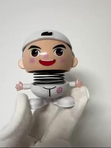 零元拍：海底捞创始人、四川海底捞餐饮股份有限公司董事长，“火锅大王”张勇签名海底捞灵魂甩面弹簧公仔。