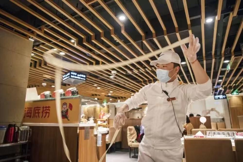 零元拍：海底捞创始人、四川海底捞餐饮股份有限公司董事长，“火锅大王”张勇签名海底捞灵魂甩面弹簧公仔。