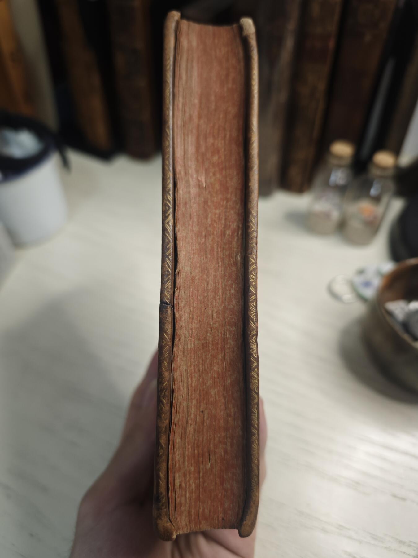 丝路的贵霜小店•暑期大回归•「第7期」 1743年《布瓦洛文集》法文书阿姆斯特丹出版，书脊鎏金，书中收录了多篇书信、评论与散文，主要是Boileau对文学、哲学、宗教、其他作家作品的批评与回应，体现了17世纪法国古典主义文学批评的精髓，无缺页漏页