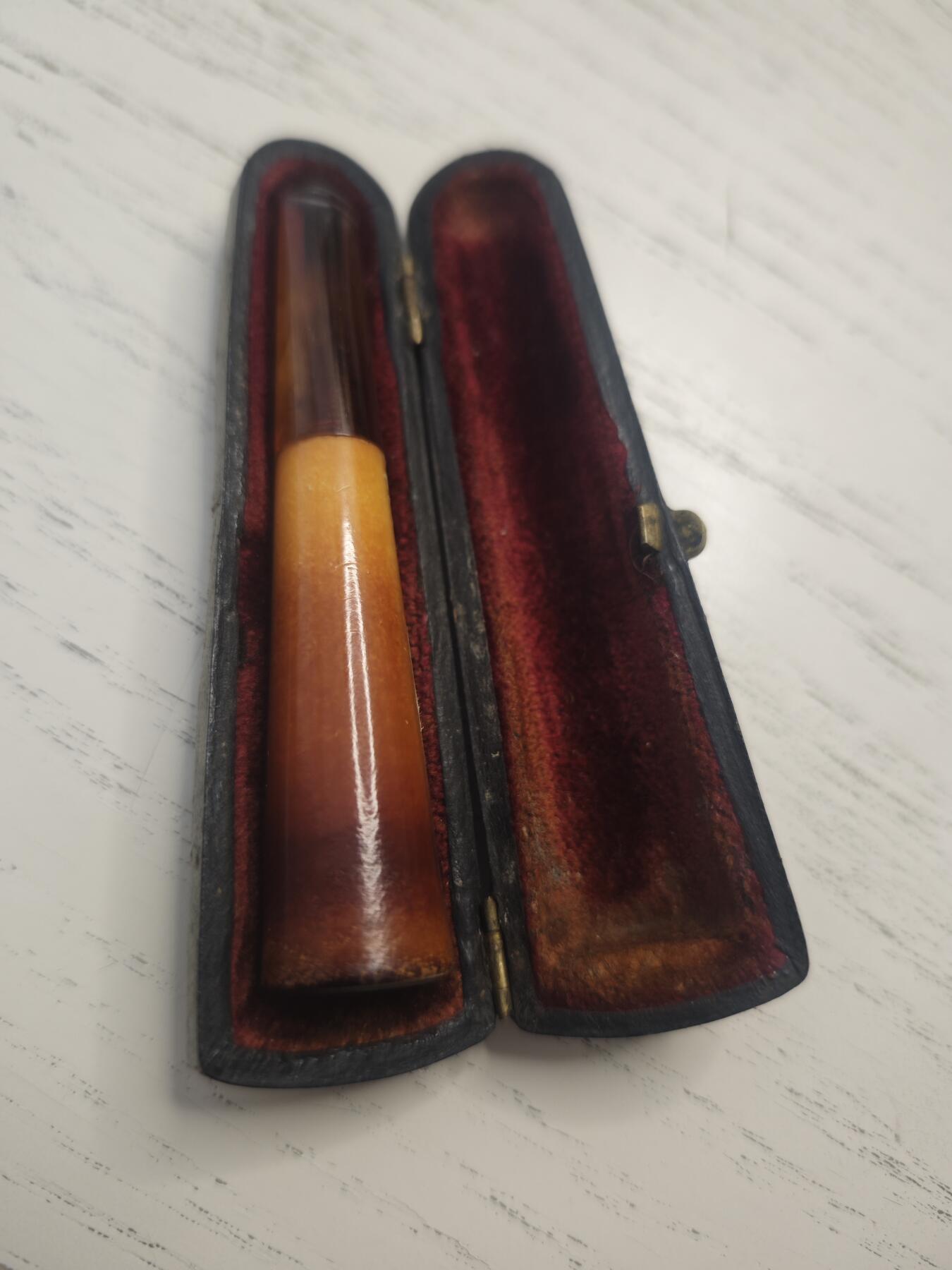 丝路的贵霜小店•暑期大回归•「第7期」 维多利亚晚期老蜜蜡烟嘴一支，附原外壳包装