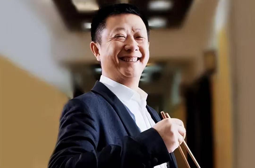 零元拍：海底捞创始人、四川海底捞餐饮股份有限公司董事长，“火锅大王”张勇签名海底捞灵魂甩面弹簧公仔。