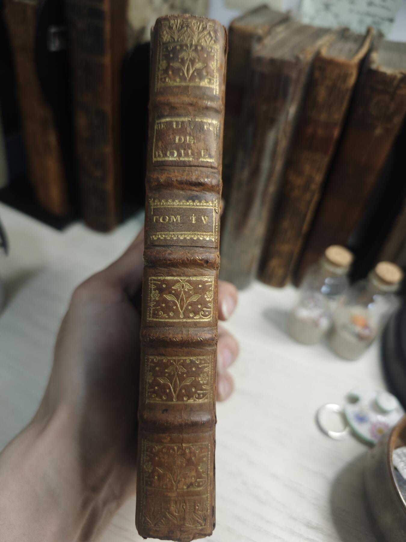 丝路的贵霜小店•暑期大回归•「第7期」 1743年《布瓦洛文集》法文书阿姆斯特丹出版，书脊鎏金，书中收录了多篇书信、评论与散文，主要是Boileau对文学、哲学、宗教、其他作家作品的批评与回应，体现了17世纪法国古典主义文学批评的精髓，无缺页漏页