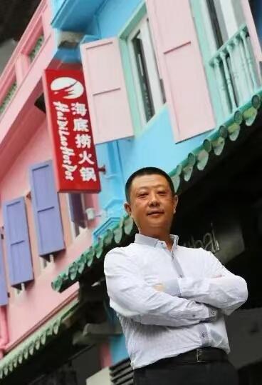 零元拍：海底捞创始人、四川海底捞餐饮股份有限公司董事长，“火锅大王”张勇签名海底捞灵魂甩面弹簧公仔。