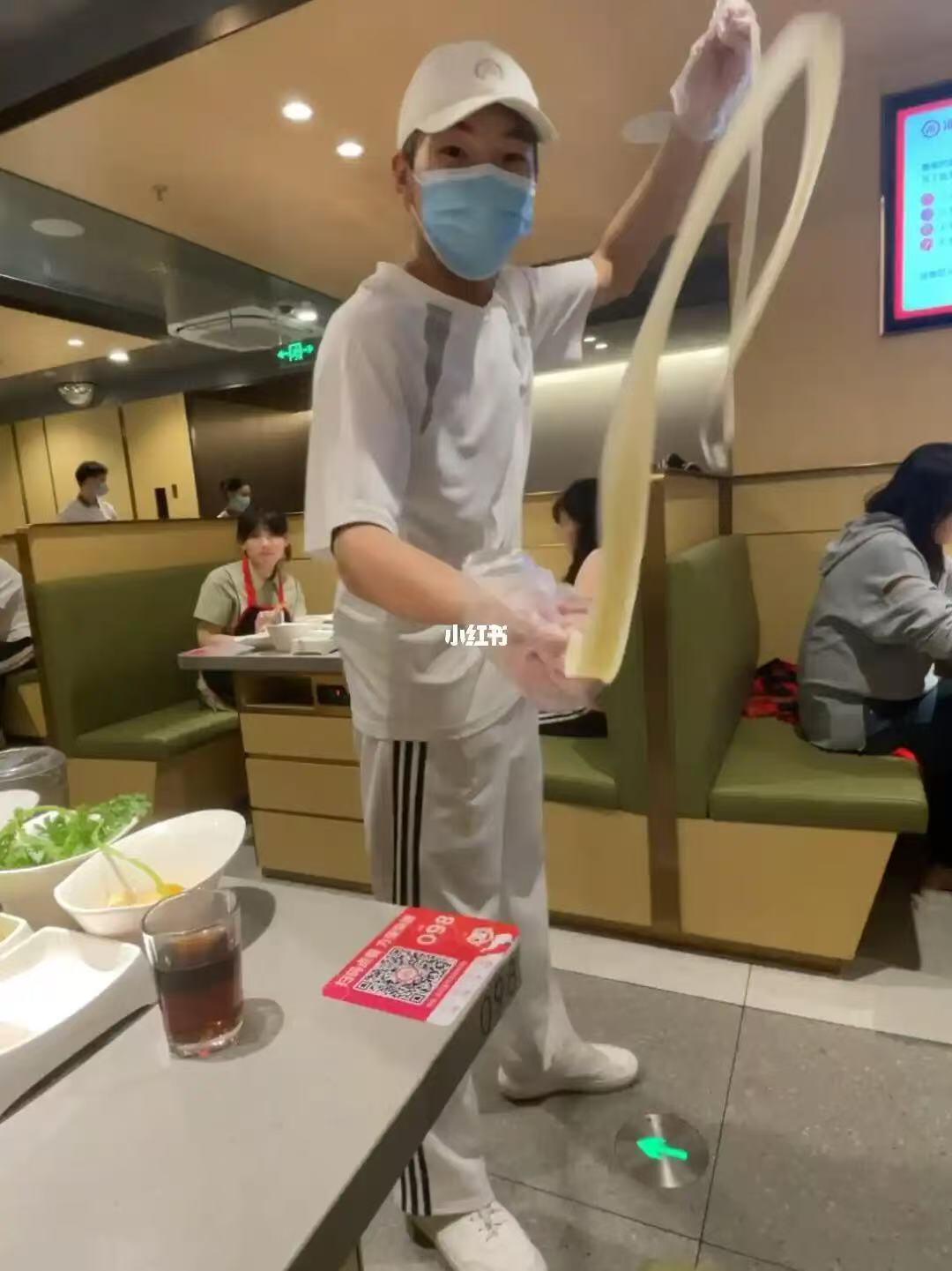 零元拍：海底捞创始人、四川海底捞餐饮股份有限公司董事长，“火锅大王”张勇签名海底捞灵魂甩面弹簧公仔。