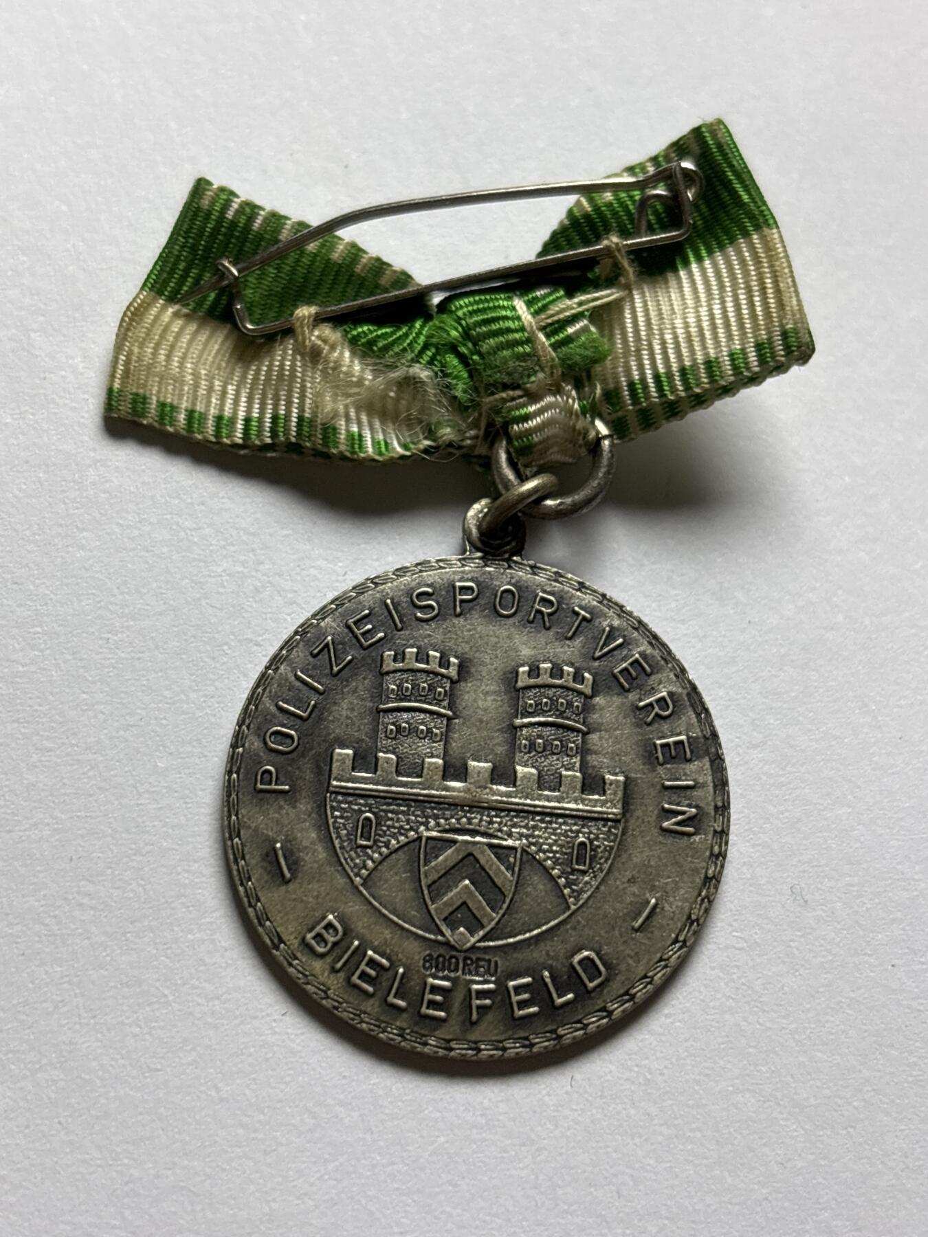 文馨钱币收藏第 253 场，优选品质老铜币，银币，英系，德系福利场！因寄存货太多，本场拍品不寄存，不满包邮请付邮费，之前有存单的可以凑包邮，默认邮费到付的，一律发顺丰到付，能接受的再出价拍，接受不了五元邮费的请高抬贵手勿拍，不要后台私信商议寄存问题，谢谢合作 纪念章