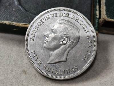 外币收藏 #纪念币 英国1951年马剑克朗-原装绿盒英国最后的马剑-铜镍币类精制pl（Proof Like)，直径38.61毫米。