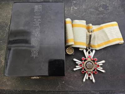 各国勋章奖章拍卖第36期 - 日本勋三等瑞宝章，白字四钉，带盒略