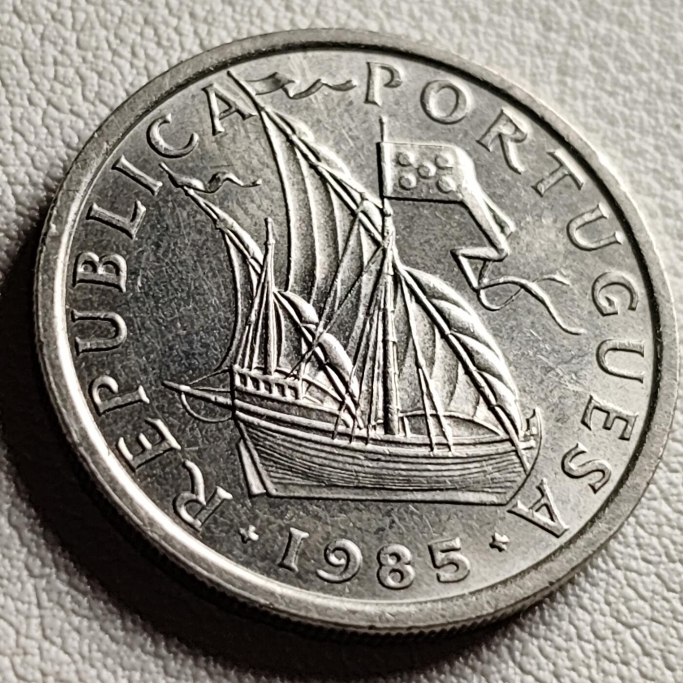泉币菌-第38场-各国散币 少见 原光UNC 满葡萄牙5埃斯库多 1985年 24.5mm 海盗帆船