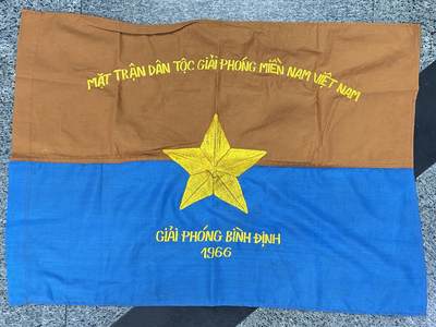 西秦中古拍卖第四十八期 - 越南战争时期 越南南方民族解放阵线战胜旗 解放边和1966年 尺寸约80厘米✖️57厘米大小