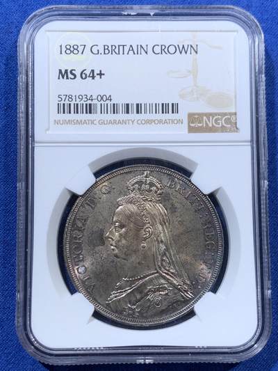 《竞宝斋》第392场 周日，周一，周二，3场连拍 （全场包邮） - NGC MS64+ 英国1887年维多利亚高冠马剑克朗银币，正反完美金青色包浆，人物细节清晰，背面马剑骑士肌肉完美展现，底光均匀，不可多得的藏品