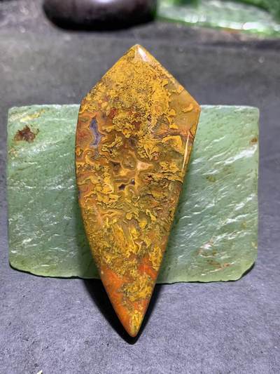 高玉化黄金草花纹战国红玛瑙牙形通货吊坠一个， - 高玉化黄金草花纹战国红玛瑙牙形通货吊坠一个，