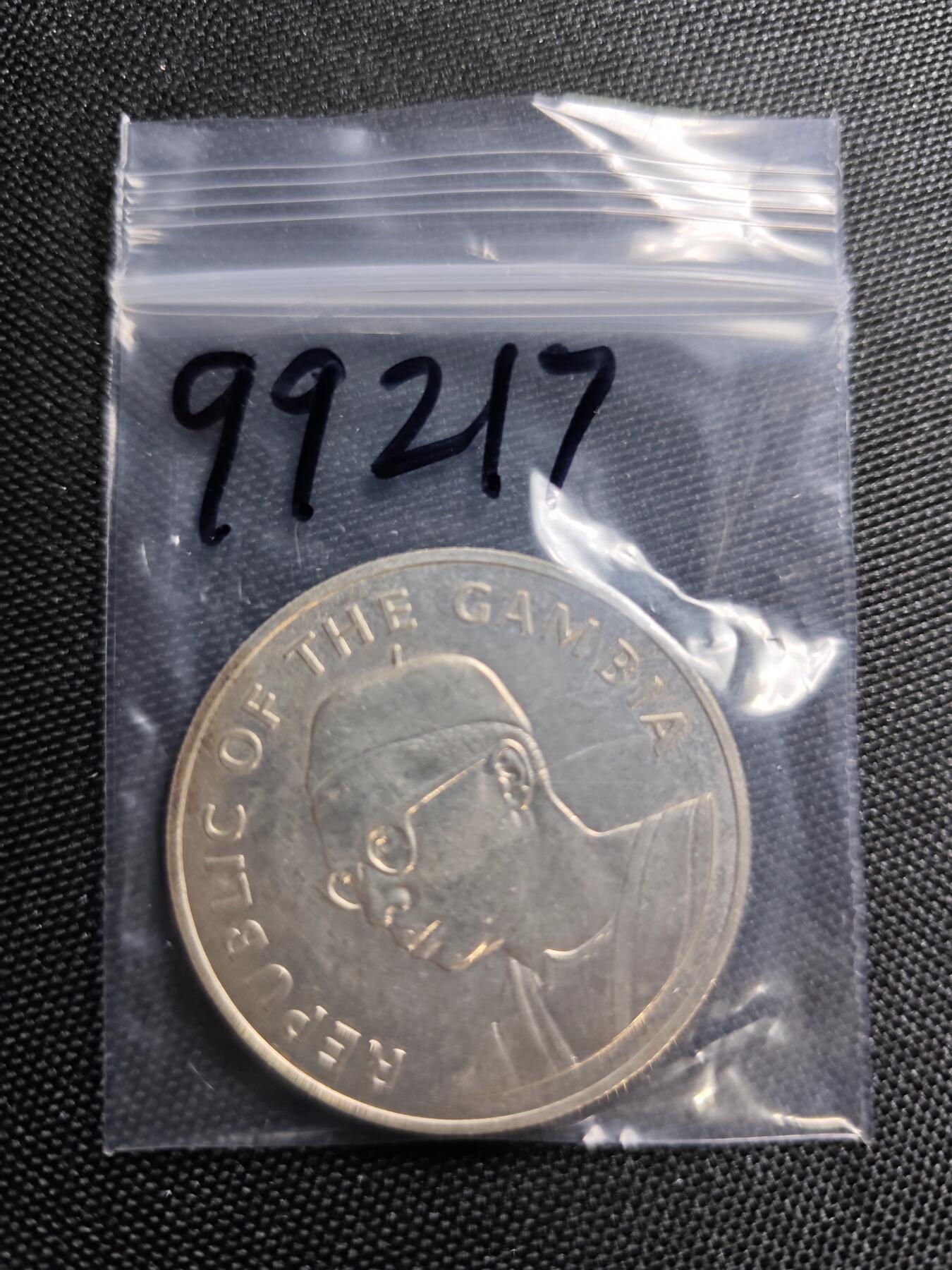 KK钱币收藏小铺 第299期 百期特拍3连拍第1场  周末发货  1975冈比亚独立10周年纪念币 银币！