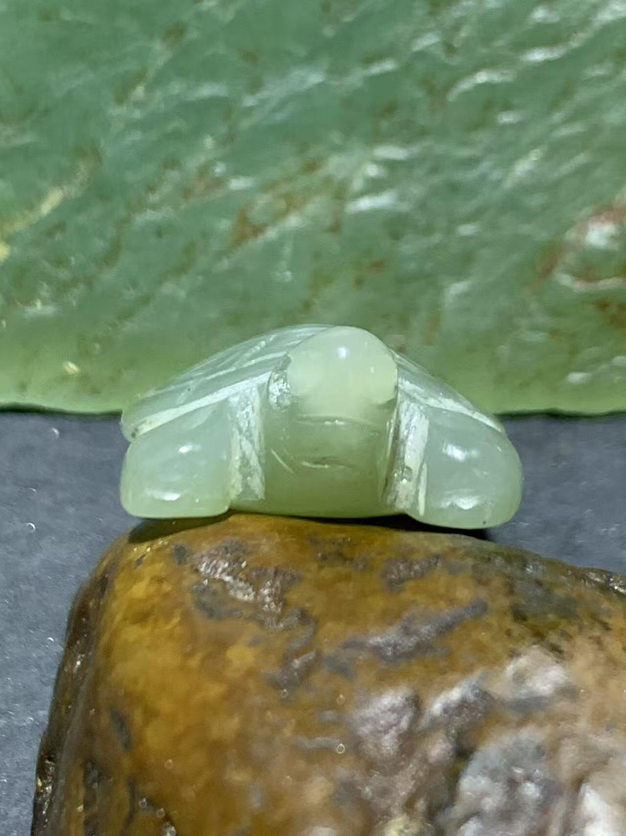 精美天然青海青白料和田玉雕刻复古长寿龟吊坠一个，