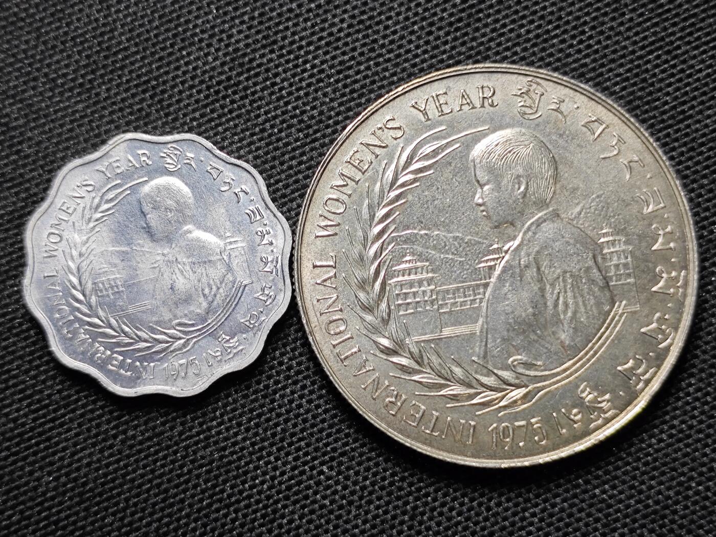 KK钱币收藏小铺 第300期 百期特拍3连拍第2场  周末发货 1975不丹国际妇女节2枚套纪念币 含 30切特鲁姆银币！