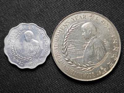 KK钱币收藏小铺 第300期 百期特拍3连拍第2场  周末发货 - 1975不丹国际妇女节2枚套纪念币 含 30切特鲁姆银币！