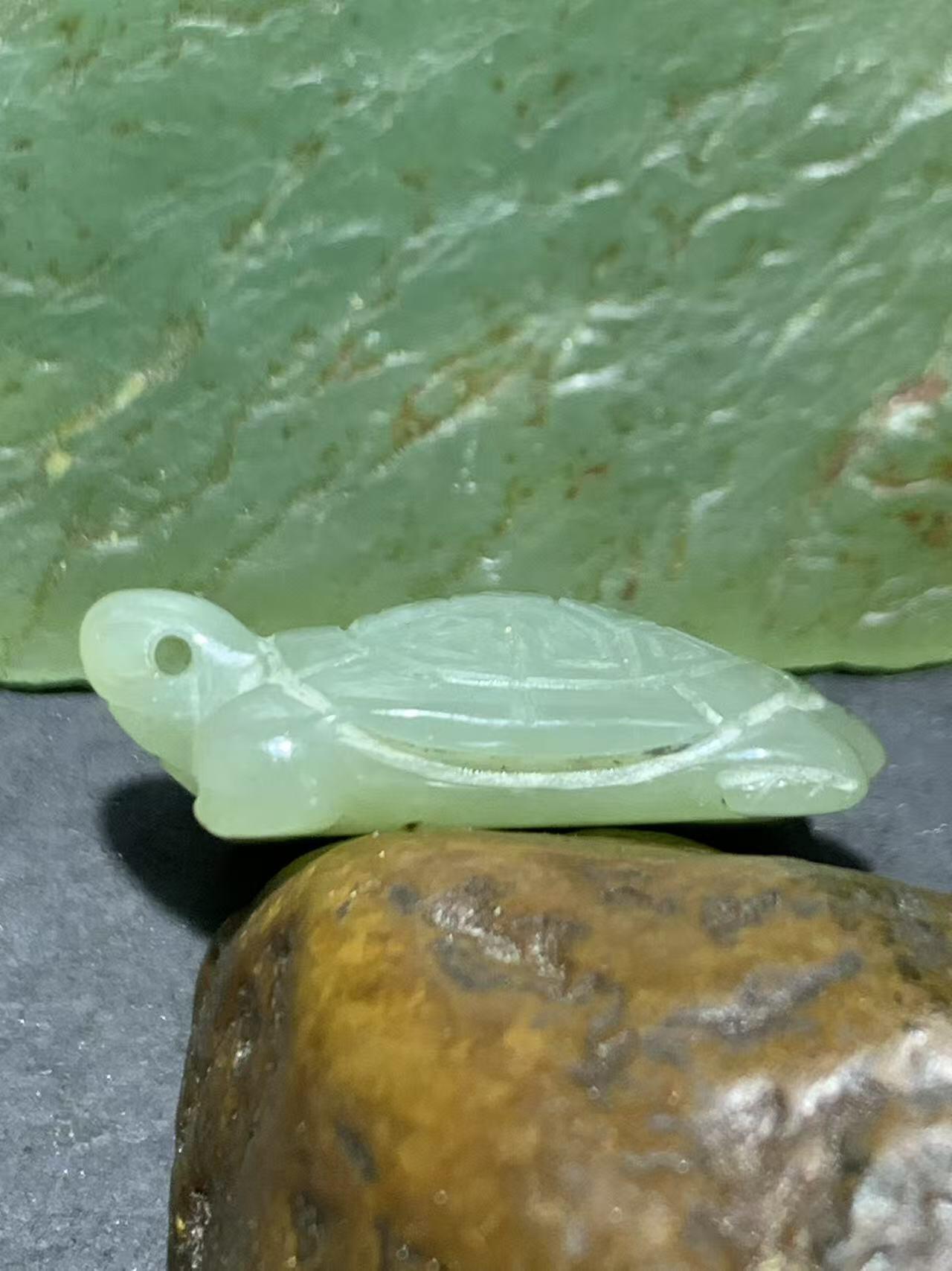 精美天然青海青白料和田玉雕刻复古长寿龟吊坠一个，
