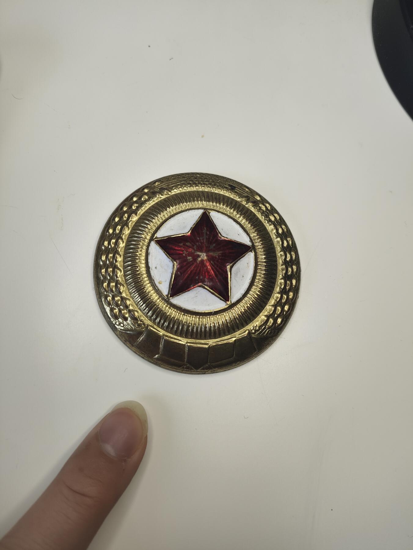 新时代收藏徽章红藏拍卖(第二十场)  周末愉快 少见 朝鲜光之国巨大帽徽 尺寸和手掌一样大可能是给克鲁格政委用的