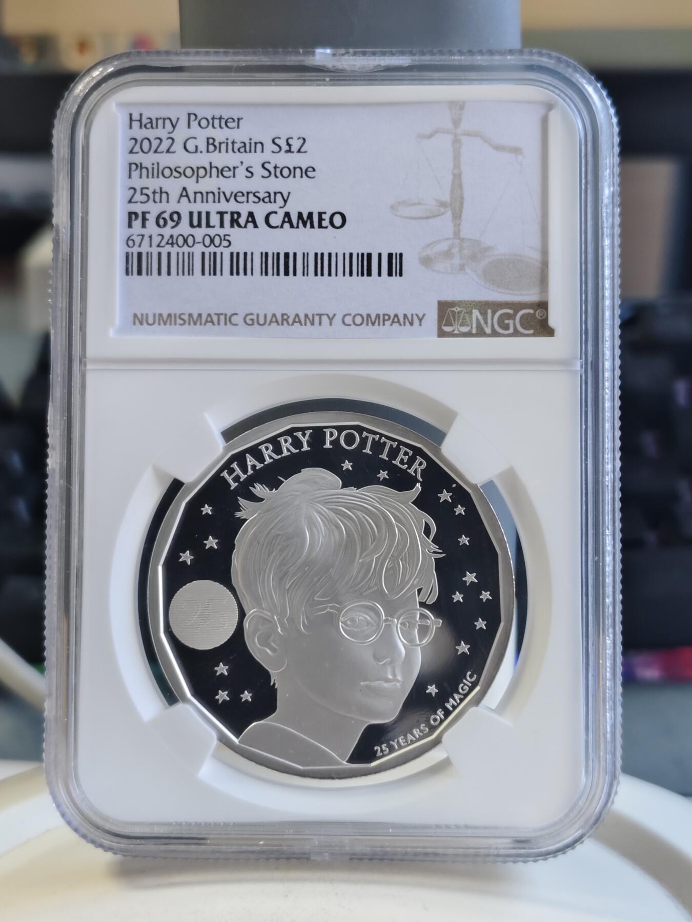 第168期拍卖【长期征集拍品】 英国2022发行哈利波特出版25周年2英镑精制纪念银币NGC-PF69,999银，发行15000枚