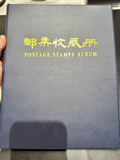 《外钞收藏家》第五百三十八期（本期有精美裸币、稀少美元、精美法属）（本平台长期征集拍品、欢迎藏友们联系合作） - 明泰邮票册1本，内含国外恐龙、海洋生物邮票若干