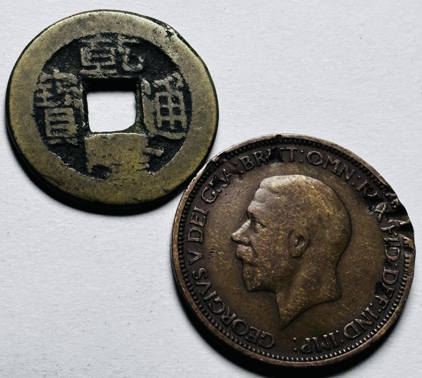 文馨钱币收藏第 254 场，（6.18 专场，邮费全国4 元）因寄存货太多，本场拍品不寄存，不满包邮请付邮费，之前有存单的可以凑包邮，默认邮费到付的，一律发顺丰到付，能接受的再出价拍，接受不了 4 元邮费的请高抬贵手勿拍，不要后台私信商议寄存问题，谢谢合作 乾隆通宝➕乔五半便士