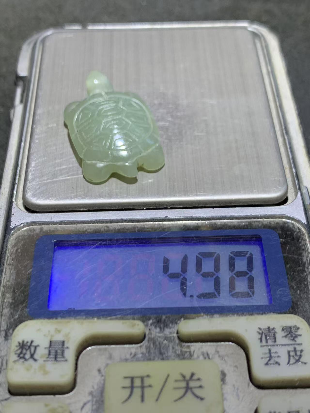 精美天然青海青白料和田玉雕刻复古长寿龟吊坠一个，