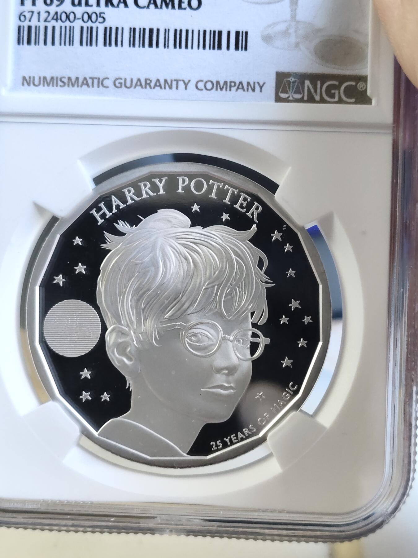 第168期拍卖【长期征集拍品】 英国2022发行哈利波特出版25周年2英镑精制纪念银币NGC-PF69,999银，发行15000枚