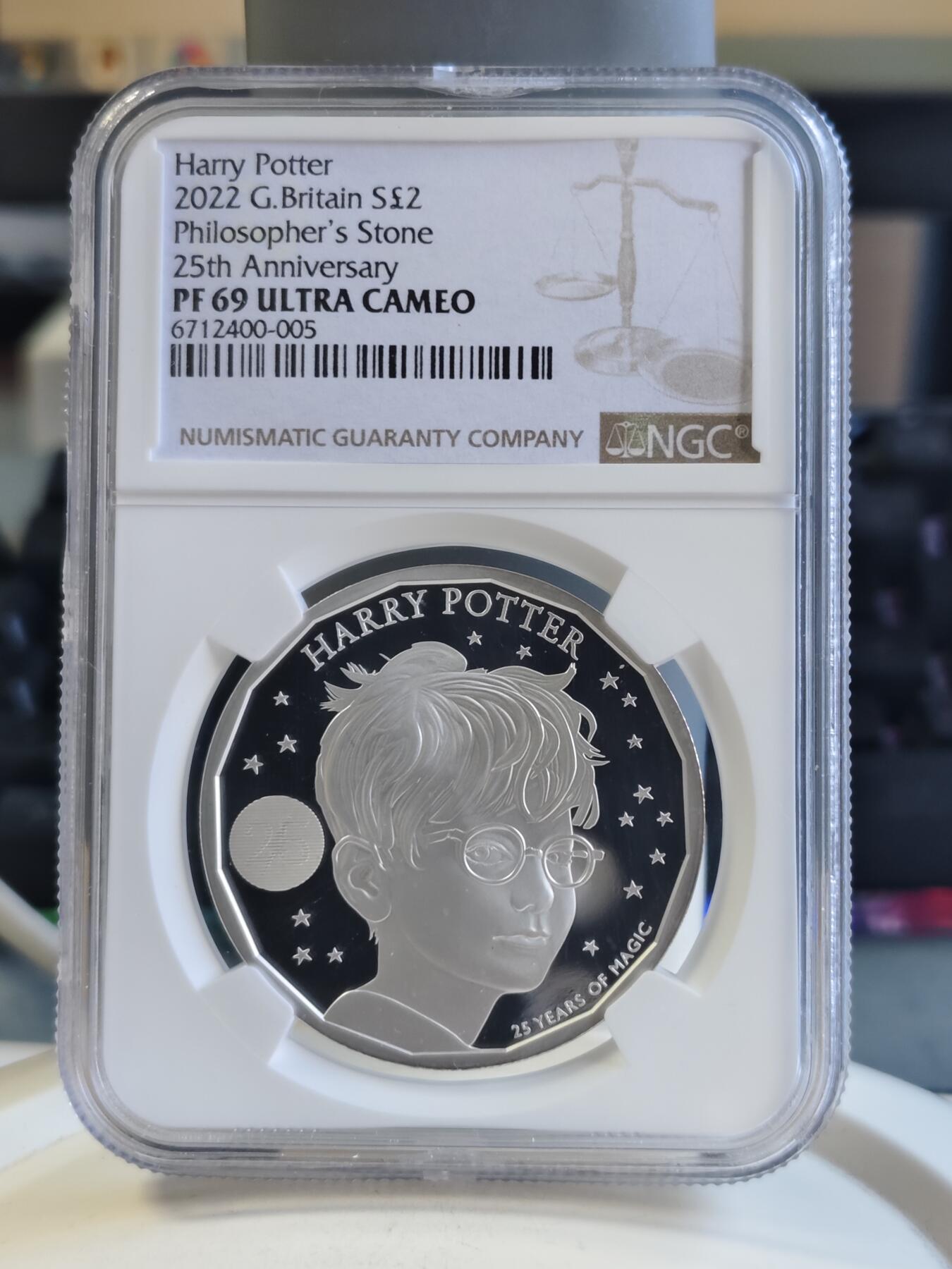 第168期拍卖【长期征集拍品】 英国2022发行哈利波特出版25周年2英镑精制纪念银币NGC-PF69,999银，发行15000枚