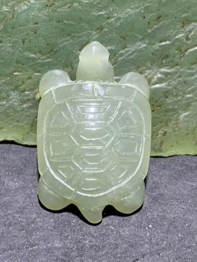 精美天然青海青白料和田玉雕刻复古长寿龟吊坠一个， - 精美天然青海青白料和田玉雕刻复古长寿龟吊坠一个，