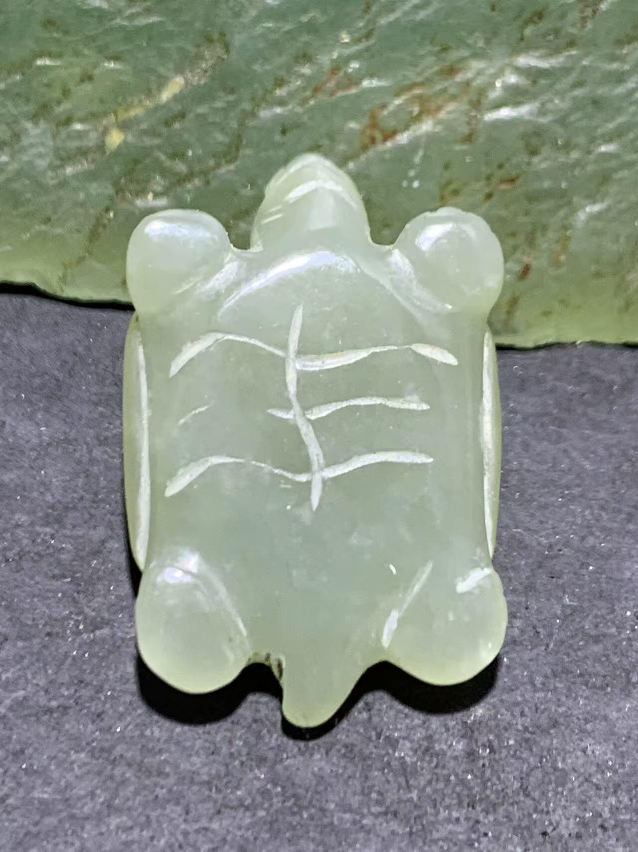 精美天然青海青白料和田玉雕刻复古长寿龟吊坠一个，