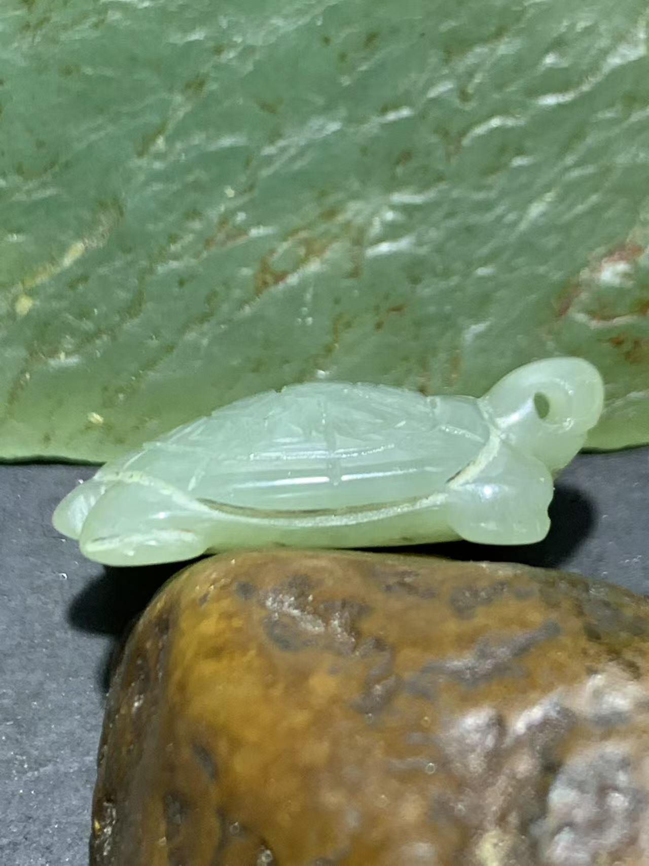 精美天然青海青白料和田玉雕刻复古长寿龟吊坠一个，