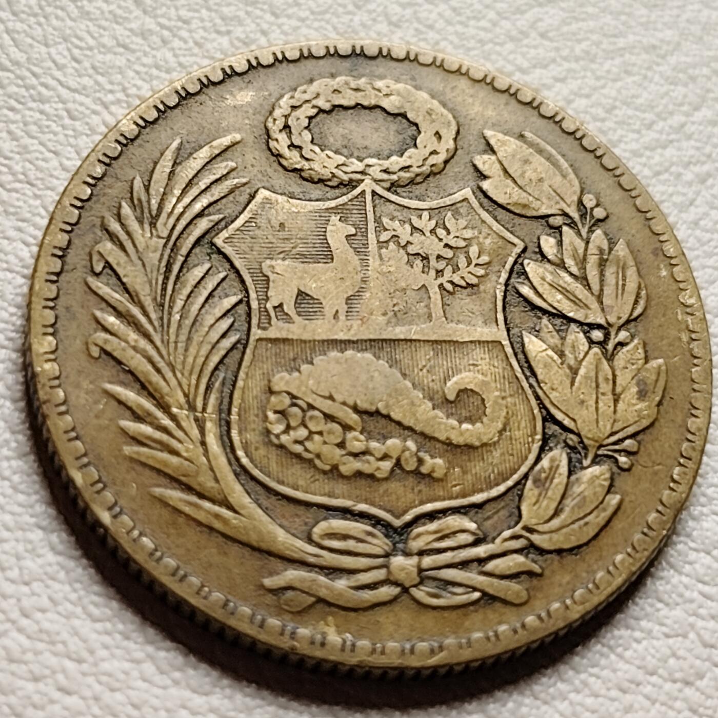 泉币菌-第40场-各国老币福利场 年份少见 秘鲁1935年1/2索尔 骆马 金鸡纳树 羊角 黄铜币 硬币 27.1mm