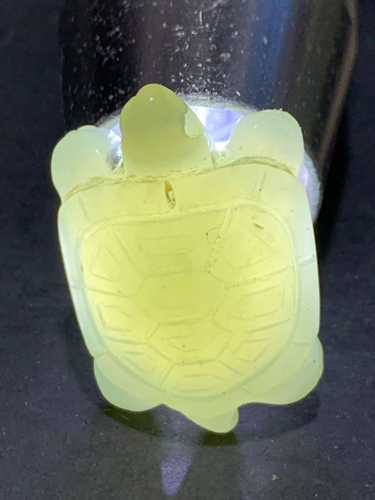 精美天然青海青白料和田玉雕刻复古长寿龟吊坠一个，