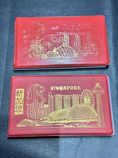 《外钞收藏家》第五百三十九期（本期有精品港币、美元刀币、补号、教育券）（本平台长期征集拍品、欢迎藏友们联系合作）  - 新加坡、印度尼西亚旅游纪念品 邮票 钱币 收藏册 两本