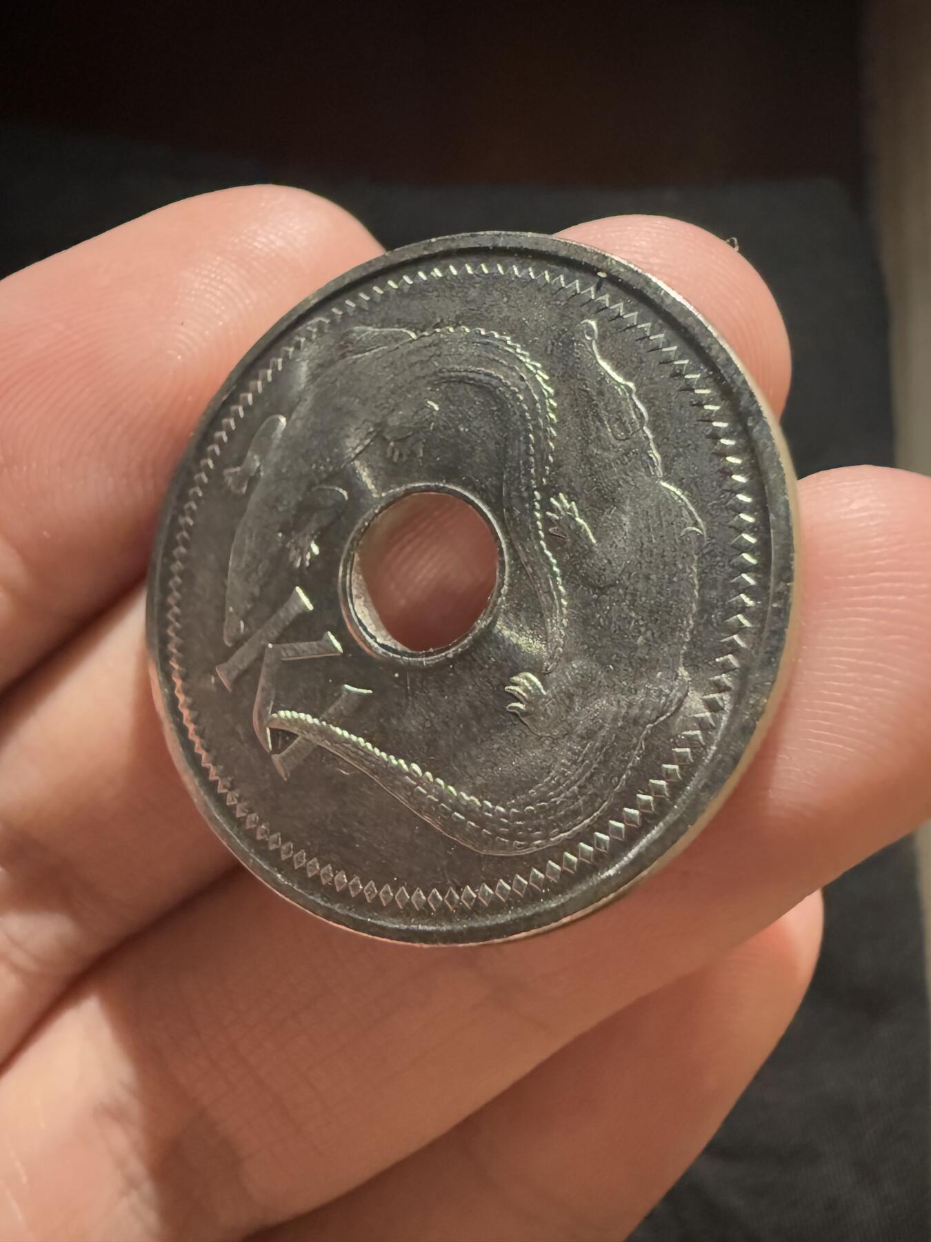 南宋泉阁俄币 外币 国币 专场第十二期【送拍无额外佣金】 帕劳 2010年鳄鱼纪念币 未流通双面转光 形制特殊 好品