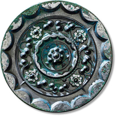 上海匡时2025年春季拍卖会 星云纹镜，直径：13.5cm，厚：0.6cm，重：386.2g，圆形，博山钮。十六内向连弧纹将纹饰分为内外两区，内区四乳钉以弧线相连。外区八连珠纹钮座乳钉将主纹饰分为四区，每区六枚乳钉以流畅的连弧纹勾连更显曲回连贯，十六内向连弧纹缘，此镜纹饰简洁见整肃，乳钉尖锐锋利，充分体现了威加四海的大汉之风。