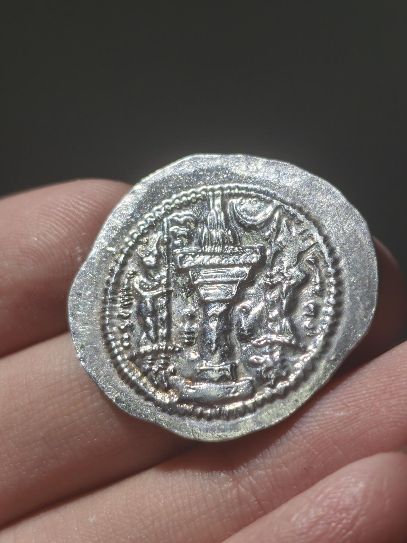 星盘钱币6.28外国古典币专场 瓦赫兰五世银币，这种祭坛上无头像版，相对较少，非常闪亮