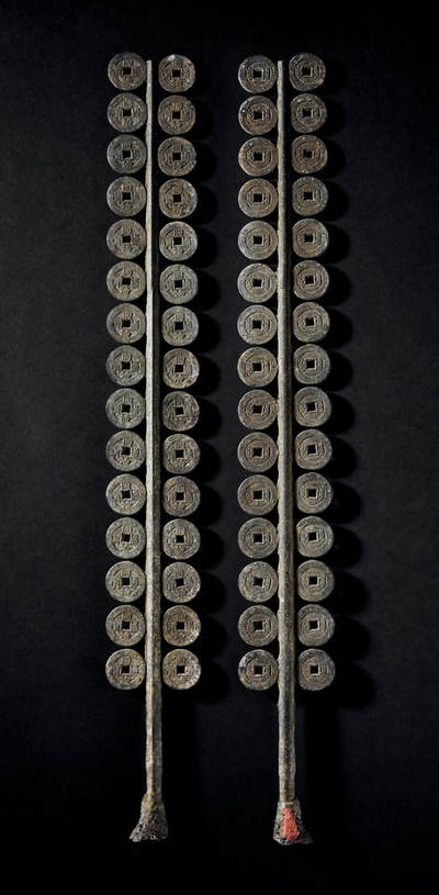 上海匡时2025年春季拍卖会 清“同治通宝宝泉”小平大样双排三十枚钱树一棵，高：49cm，保存完整，极美品，备注：邱文明旧藏