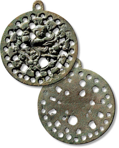 上海匡时2025年春季拍卖会 西辽婴戏挂花一枚，直径：59.2mm，厚：2.2mm，重量：20.1g，极美品