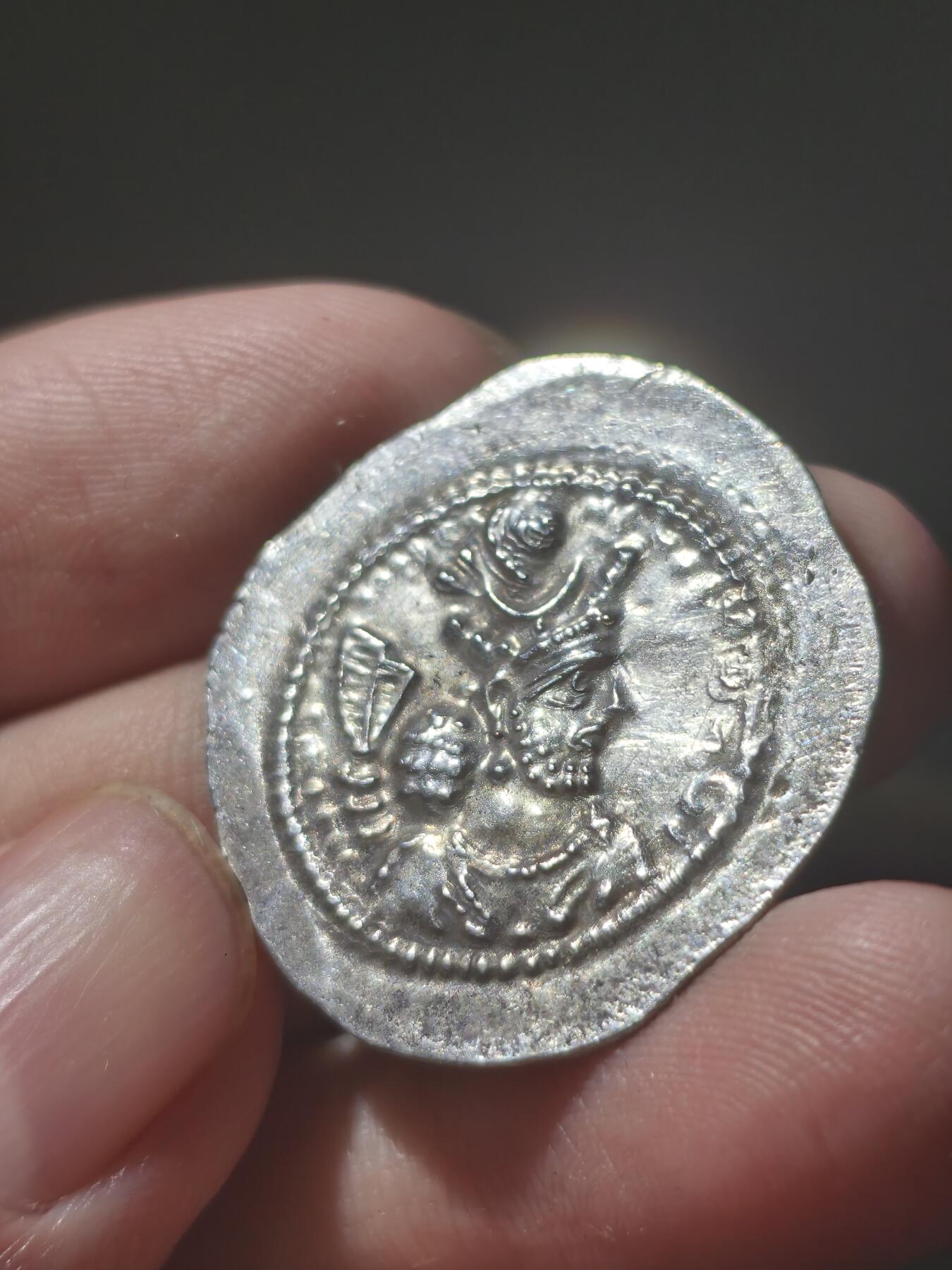 星盘钱币6.28外国古典币专场 瓦赫兰五世银币，这种祭坛上无头像版，相对较少，非常闪亮