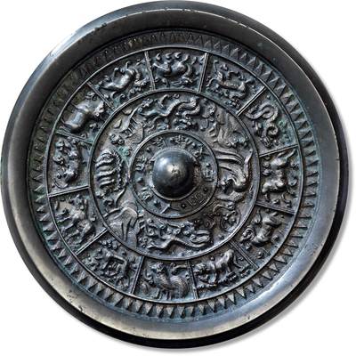 上海匡时2025年春季拍卖会 四神十二生肖纹镜，直径：21.5cm，厚：0.9cm，重：1112.6g，圆形，圆钮，圆钮座，座外八乳钉间隔八字铭文“光正随人，宜新长命”；其外两周弦纹之间青龙，白虎，朱雀，玄武各置一方，形体生动，活泼传神；外区两周弦纹之间被短斜线纹分为十二格，每格饰十二生肖之一。近缘处一周三角锯齿纹。素缘。纹饰刻画细腻，版模精细。