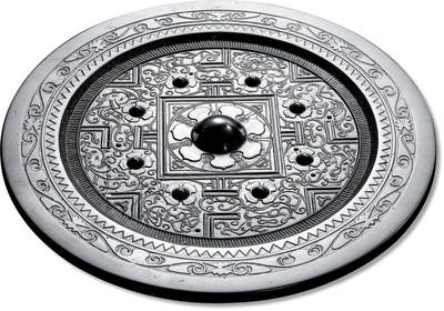 上海匡时2025年春季拍卖会 瑞兽博局镜一枚，直径：18.8cm，厚：0.6cm，重量：1006.2g，圆形，圆钮，柿蒂纹钮座，钮座间各饰一铭文。双线凹面方格外四“T”纹两侧有八枚圆座乳钉与博局纹将主纹饰分为四方八区，其间饰羽人神兽隔“V”纹两两相对，空白处填以云气纹。主纹外饰一周左旋栉齿纹。宽厚平缘上饰一周锯齿纹和一周少见几何纹。黑漆古，品相上佳。