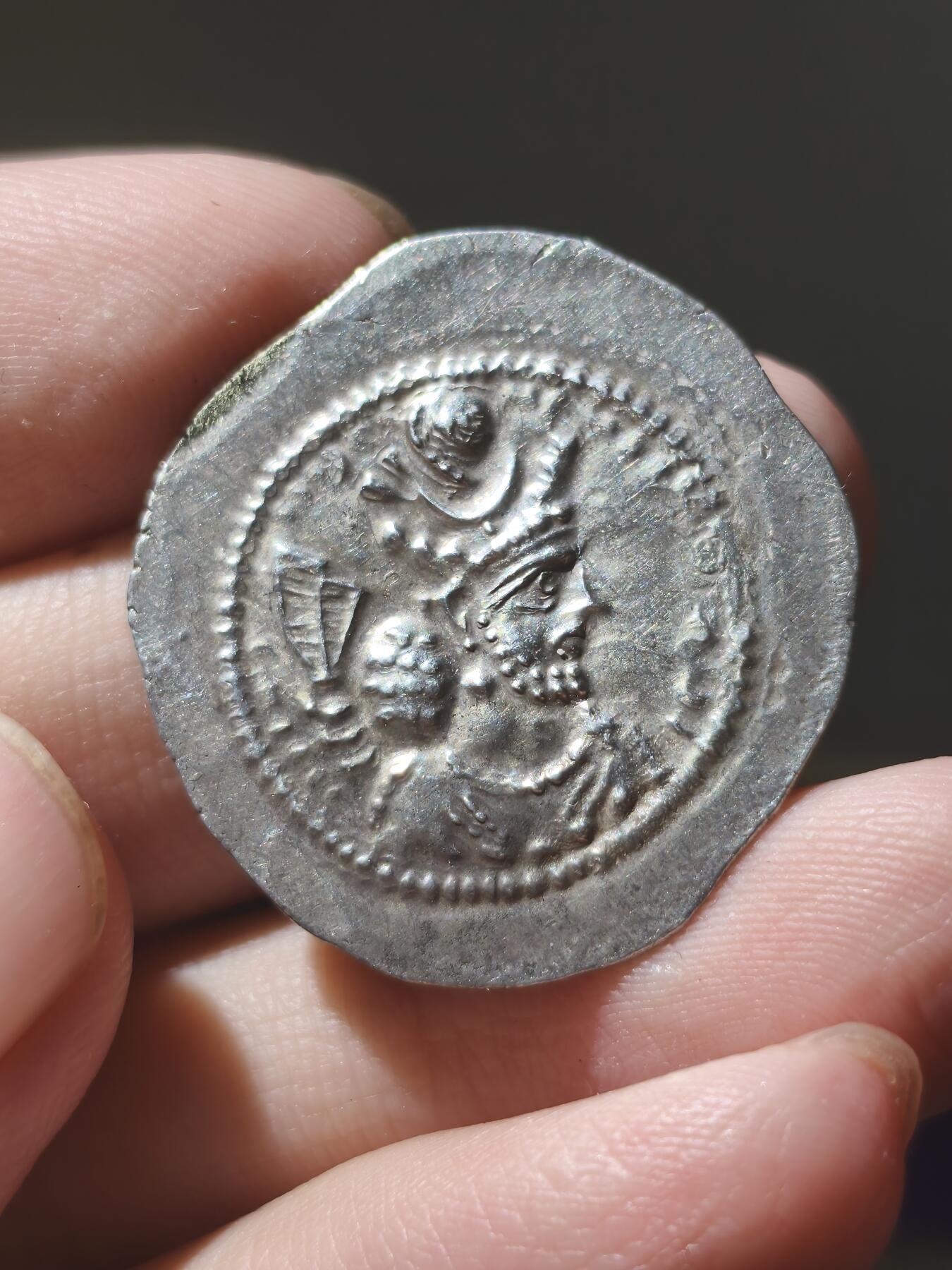 星盘钱币6.28外国古典币专场 瓦赫兰五世银币，这种祭坛上无头像版，相对较少，非常闪亮