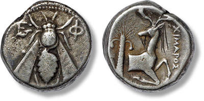 上海匡时2025年春季拍卖会 古希腊以弗所四德拉克马银币一枚，直径：22mm，重量：14.9g，公元前 4 世纪以弗所城打制，面值四德拉克马银币，正面：一只蜜蜂，象征月亮和狩猎女神阿尔忒弥斯，背面：鹿的半身像，以弗所是古典希腊罗马时代最著名的古城之一，是地中海东岸保存至今最完整的古典城市，也是古代世界地母神西布莉和狩猎女神阿尔忒弥斯崇拜的中心
