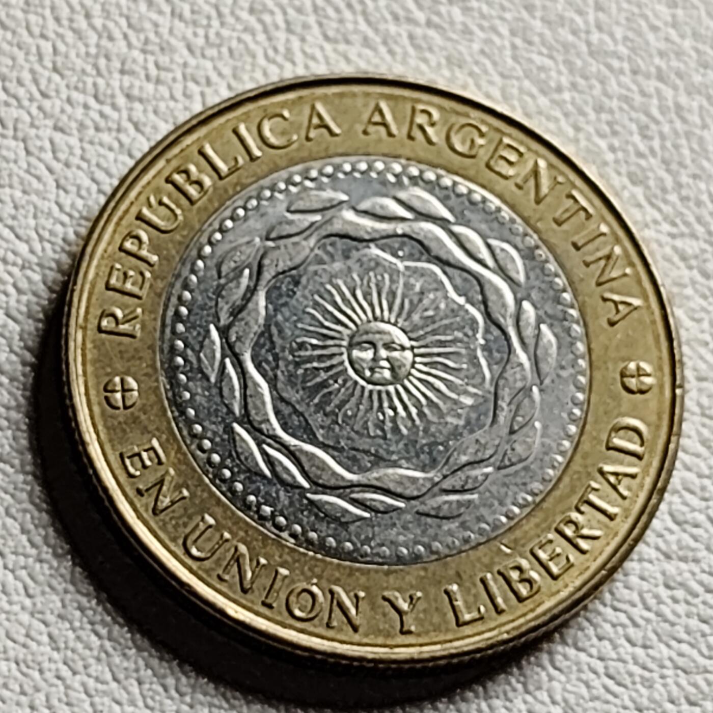 泉币菌-第40场-各国老币福利场 阿根廷2比索 太阳神双色币 24.5mm