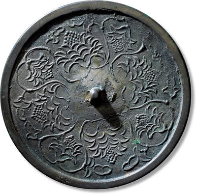 上海匡时2025年春季拍卖会 缠枝花卉纹镜，直径：14.6cm，厚：0.3cm，重：227.5g。
